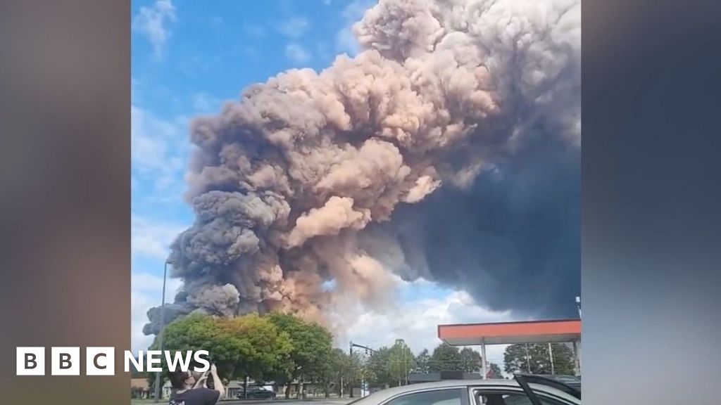 Huge plumes of smoke from US chemical plant fire