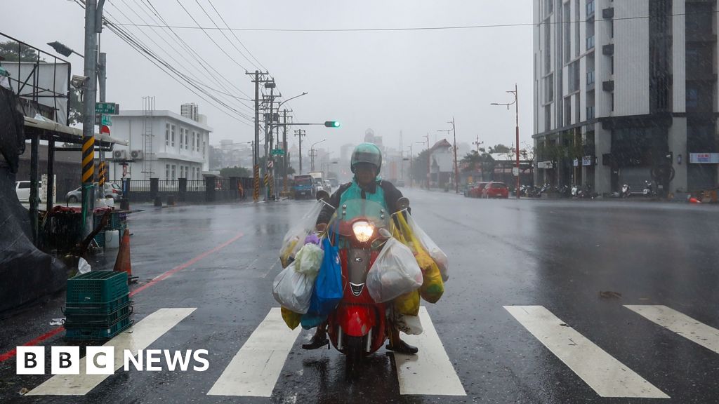 Typhoon Kong-rey makes landfall in Taiwan