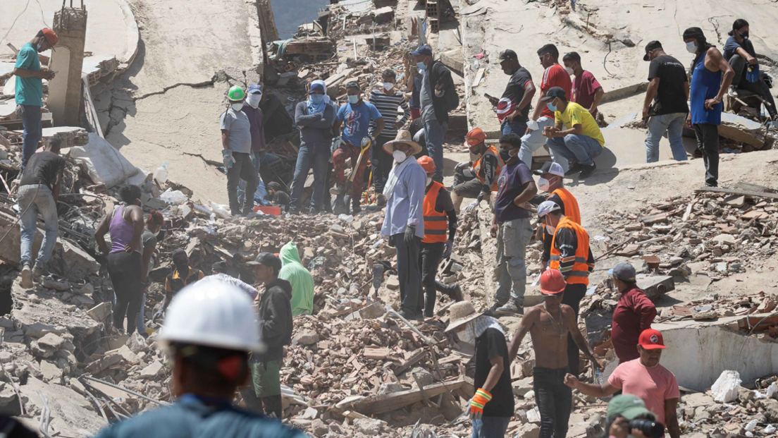 Volunteers conduct search operations in a building damaged by an earthquake in La Guaira, Venezuela, 29 June 2026. National and international rescue teams continue their efforts among the ruins of buildings in the coastal state of La Guaira, north of Caracas