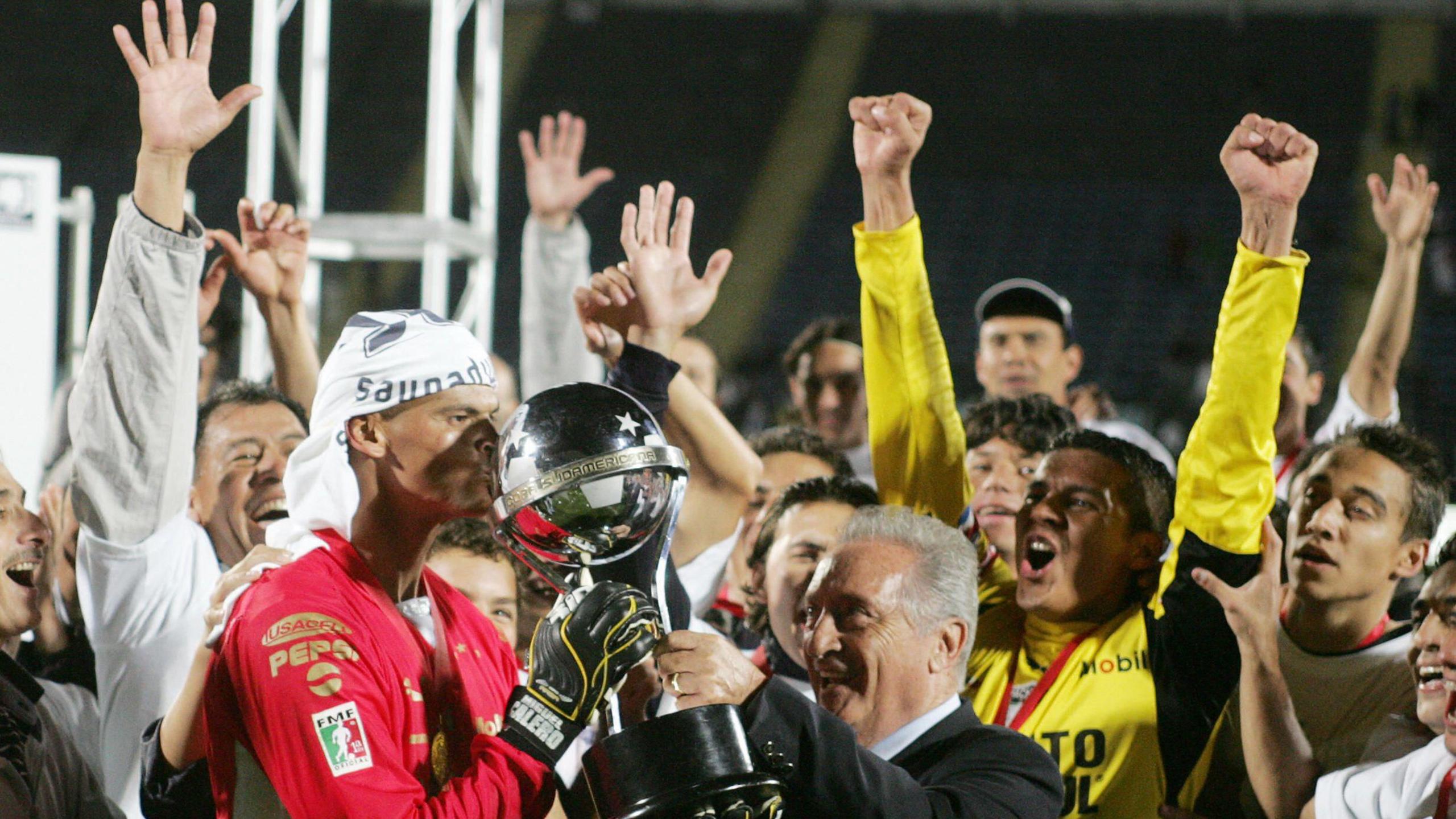 Pachuca goalkeeper Miguel Calero kisses the trophy after defeating Chile's Colo Colo in their Copa Sudamericana final match held in Santiago, 13 December 2006