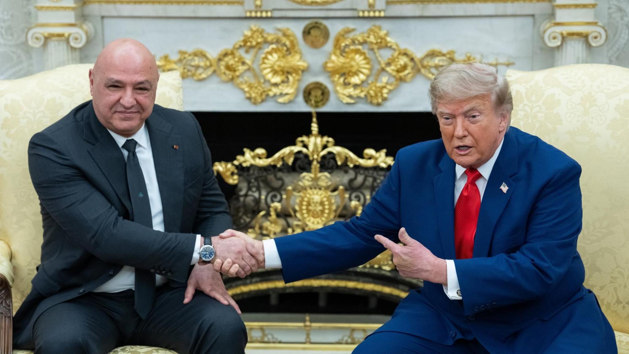 Lebanese President Joseph Aoun (L) shakes hands with US President Donald Trump (R) at the White House (21 July 2026)