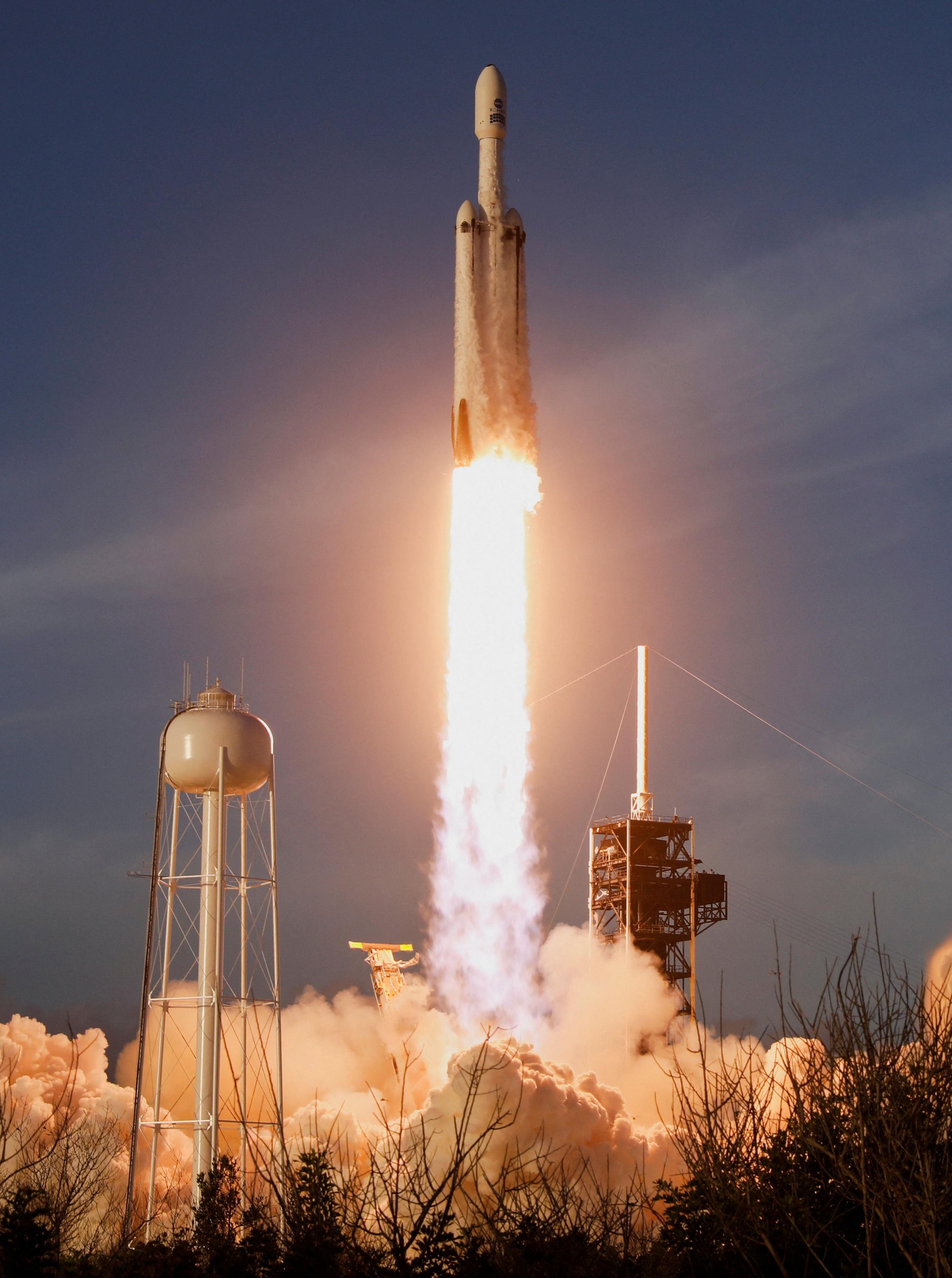 A SpaceX Falcon Heavy roket blasts off
