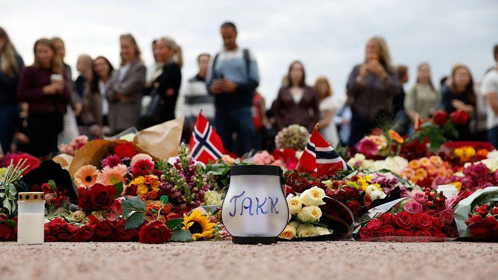 People laid tributes before the palace, including a candle with the word "thanks" written on it.