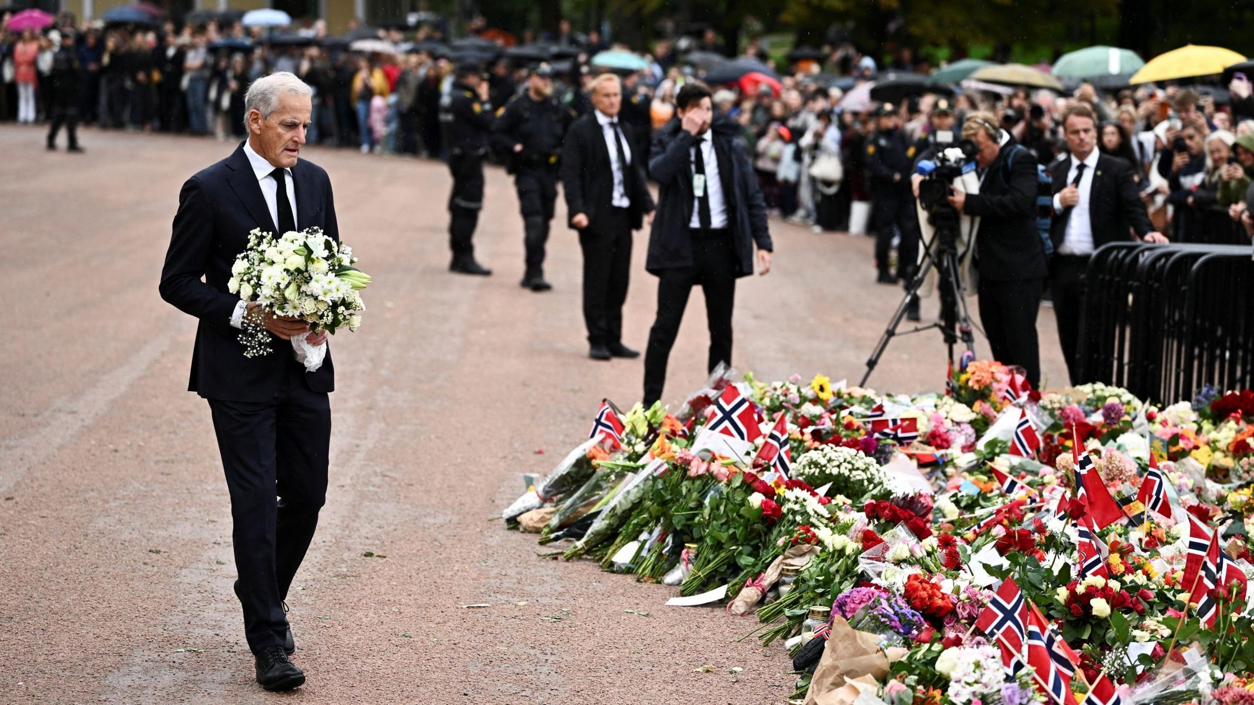 Norwegian Prime Minister Jonas Gahr Støre pays his respects outside the Royal Palace, following the death of Norway's King Harald in Oslo, Norway. Photo: 28 August 2026.