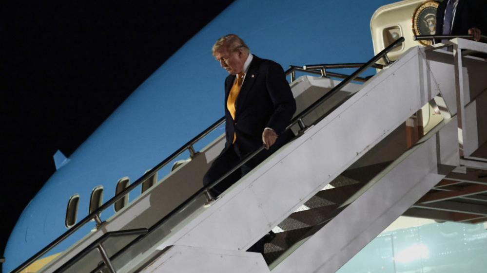 Trump leaves the old AF1 in the UK