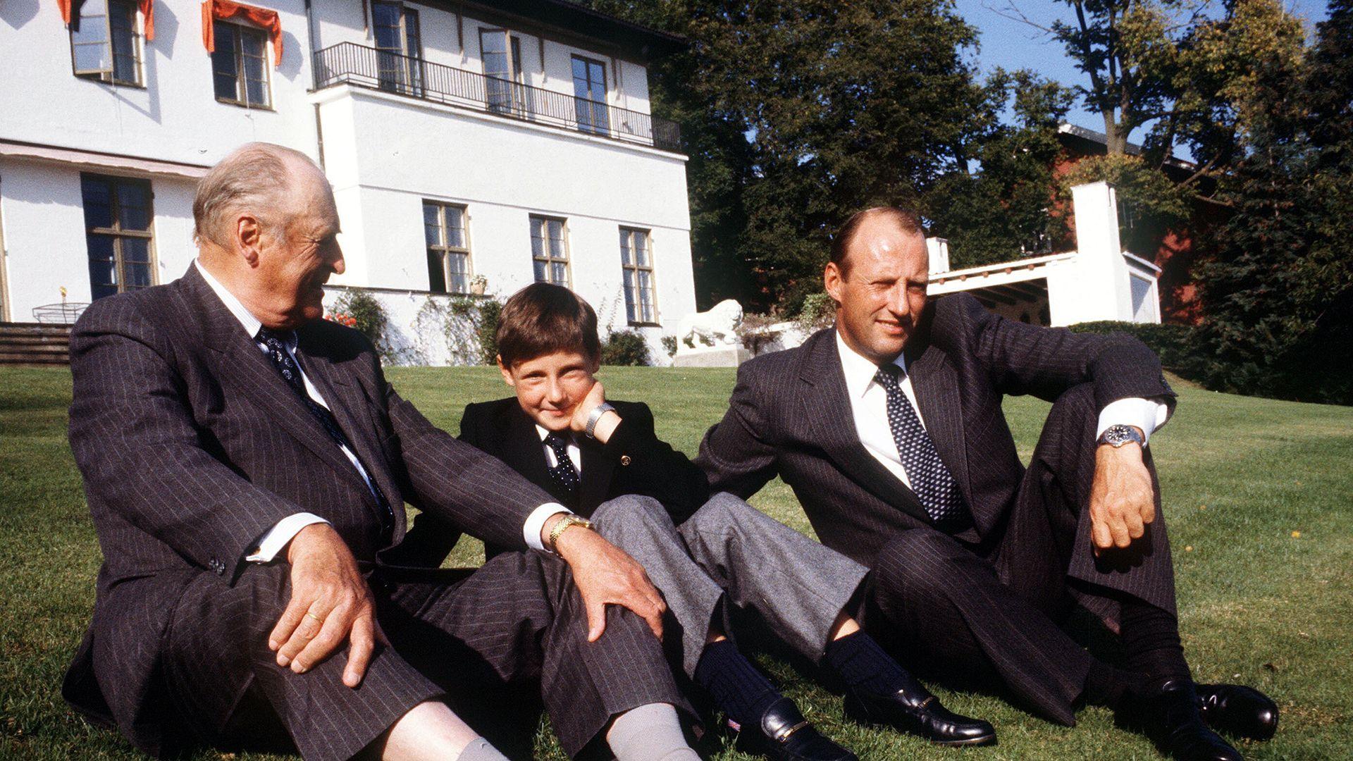 Three generations of monarch at Skaugum estate in 1982. King Olav V (L), with the young Prince Haakon and then Crown Prince Harald