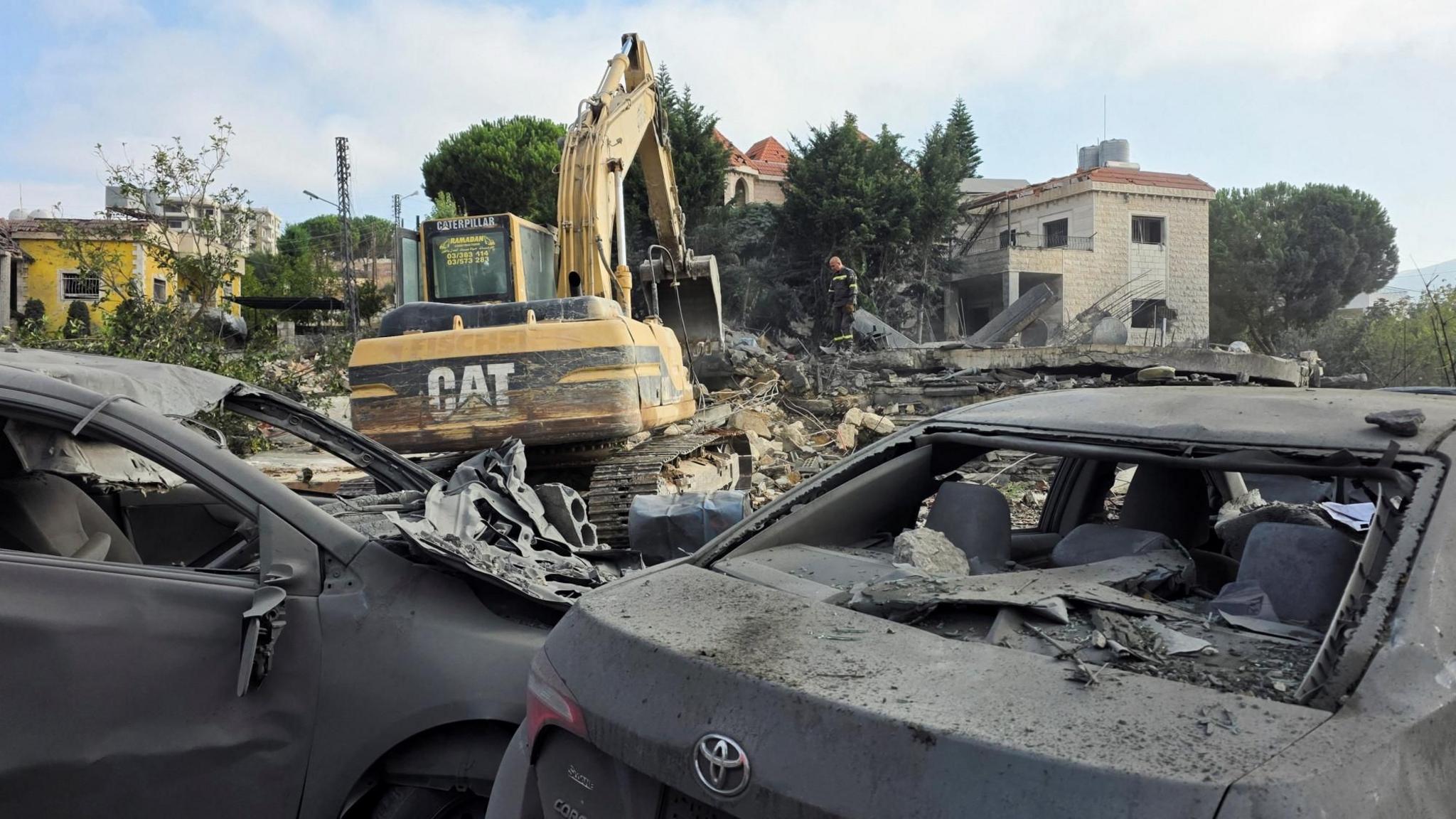 An excavator operates at the site of an Israeli strike that destroyed a residential building in Kfar Rumman, southern Lebanon (7 September 2026)