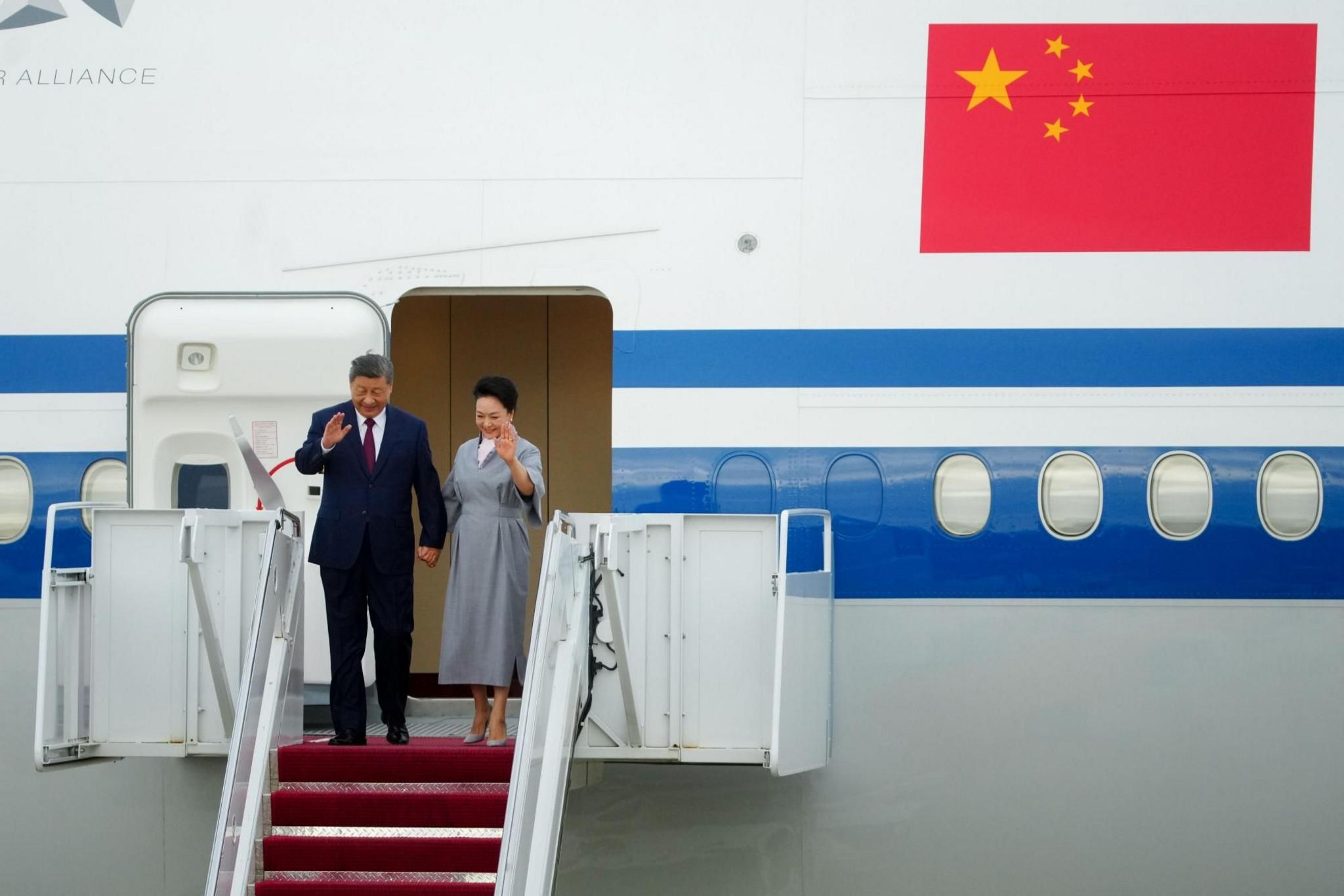 China's leader Xi Jinping and Chinese First Lady Peng Liyuan disembark an Air China Boeing aircraft upon arrival at Joint Base Andrews.