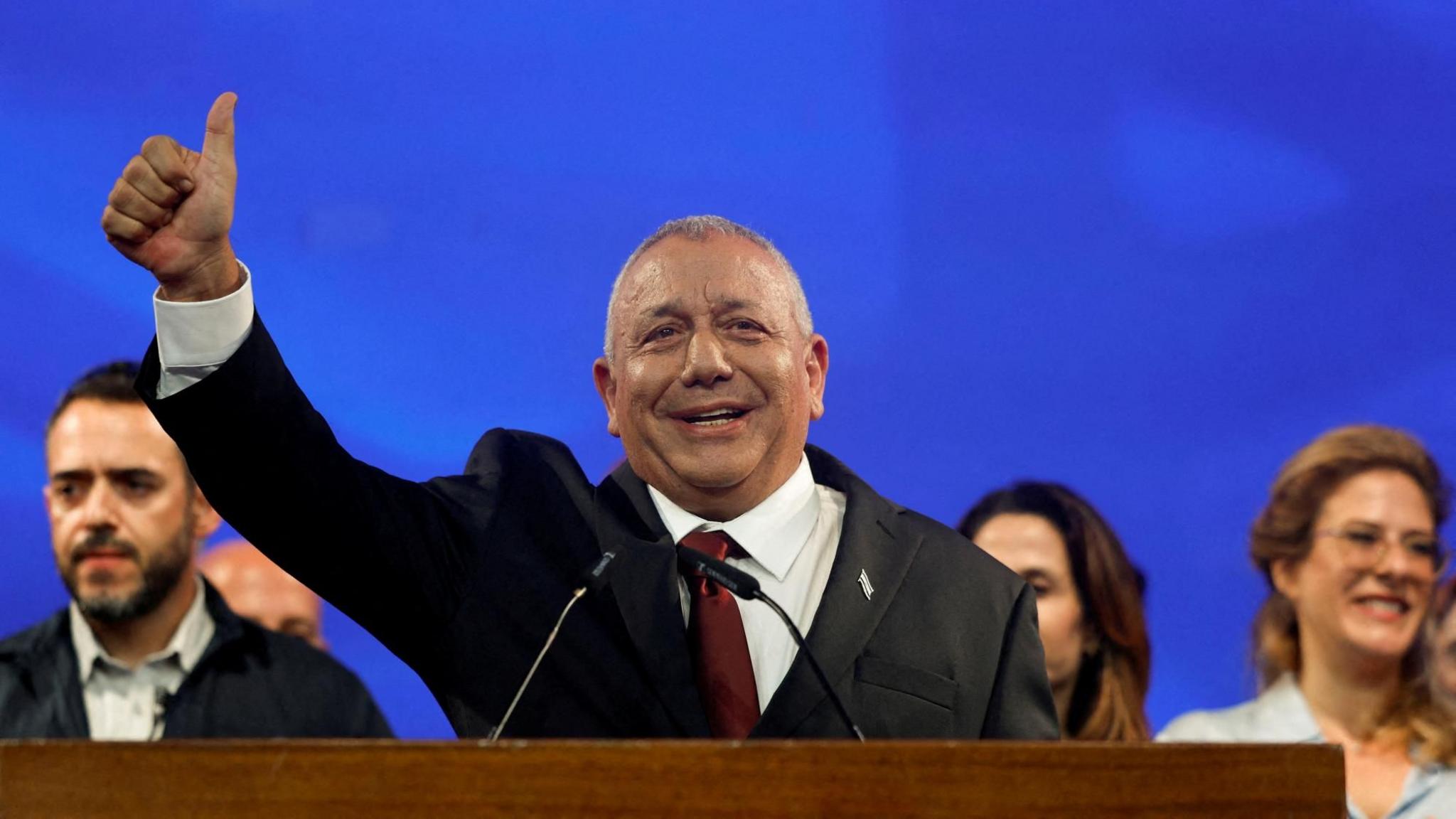 Gadi Eisenkot, leader of the Yashar party, gives a thumbs up at his Yashar party's headquarters in Tel Aviv (28 October 2026)