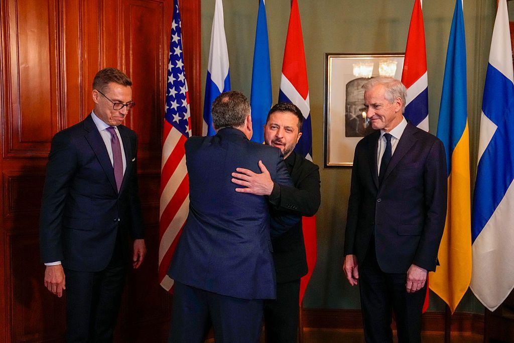 Steve Witkoff, with his back to the camera, hugs Ukrainian President Volodymyr Zelensky in the presence of Finnish President Alexander Stubb (L) and Norwegian Prime Minister Jonas Gahr Store